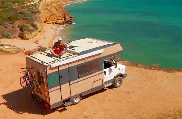 Viaggio del Camper Mansardato