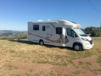 Autocaravana Perfilada Challlenger 388Eb em aluguer em Oingt