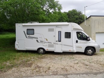 halfintegraal camper Pilote Bavaria/ Artic T74 Te huur in Veaugues
