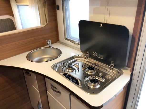 Viaggio del Camper Mansardato