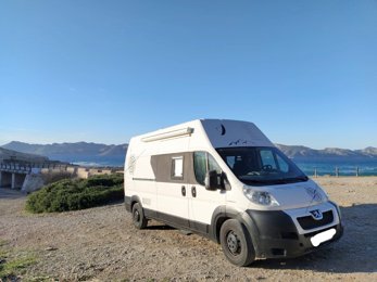 Fourgon aménagé Peugeot Boxer 2,2l 120 ch en location à Palma