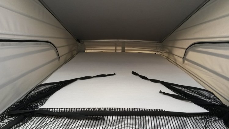 Bienvenue dans le lit du haut avec son filet de sécurité pour les enfants ou petits enfants.