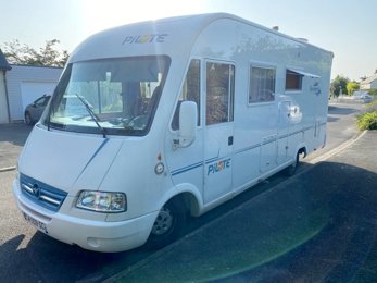 Camping-car Intégral Pilote g692 reference en location à Gennes-Val-De-Loire