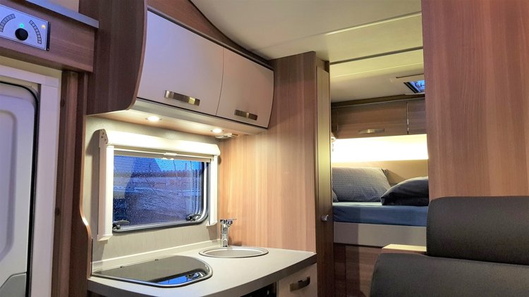 Viaggio del Camper Mansardato