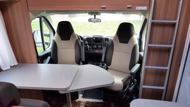 Viaggio del Camper Mansardato