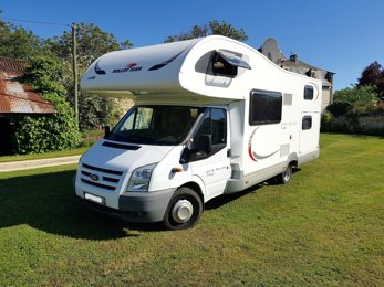 alkoof camper Roller Team Transit 2,4 l TDCi 140 ch. Te huur in Ouzilly
