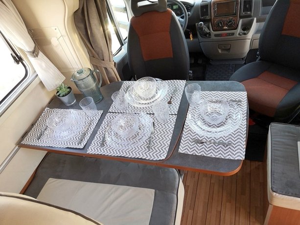 Viaggio del Camper Mansardato