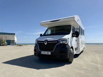 Halfintegraal camper Rimor HYGGE 69 PLUS Te huur in Sant Boi De Llobregat