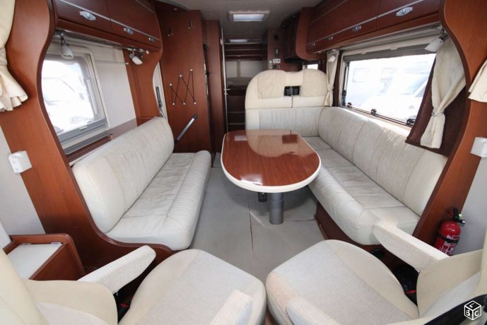 salon avec vue sur la partie arrière lit de 150X210
