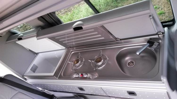  Frigo, 2 gaz et Évier avec rangement en dessous.