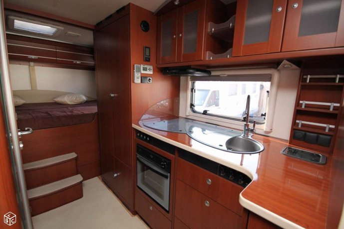 Coin cuisine avec hotte aspirante , four a gaz, trois feux gaz, évier avec mitigeur
grand frigo avec congélateur
