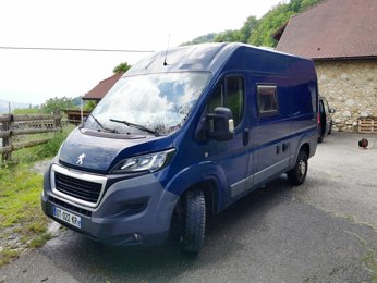 Fourgon aménagé Isère Evasion Peugeot Boxer en location à Saint-Aupre