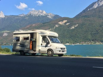 Teilintegriertes Wohnmobil fiat adria zu vermieten in Annecy 