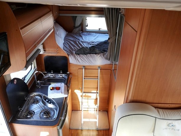 Viaggio del Camper Mansardato