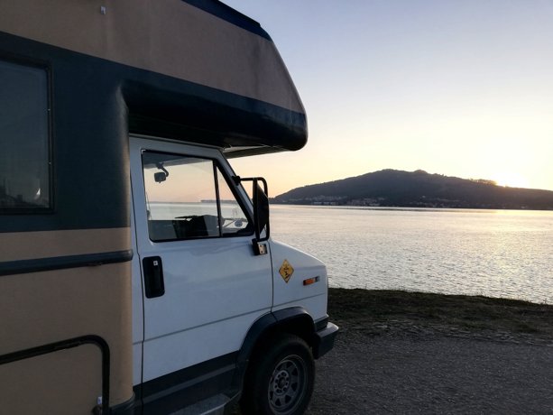 Viaggio del Camper Mansardato