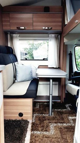 Viaggio del Camper Mansardato