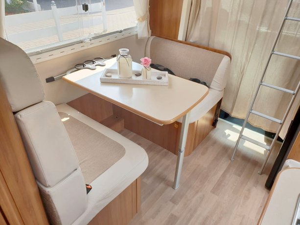 Viaggio del Camper Mansardato