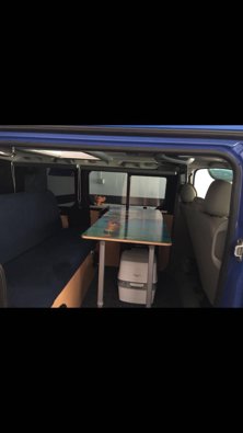 MESA PORTATIL DE FACIL COLOCACION(LOS ASIENTOS DE DELANTE TAMBIÉN GIRAN,QUEDA COMO UN SALON)