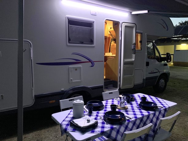 Viaggio del Camper Mansardato