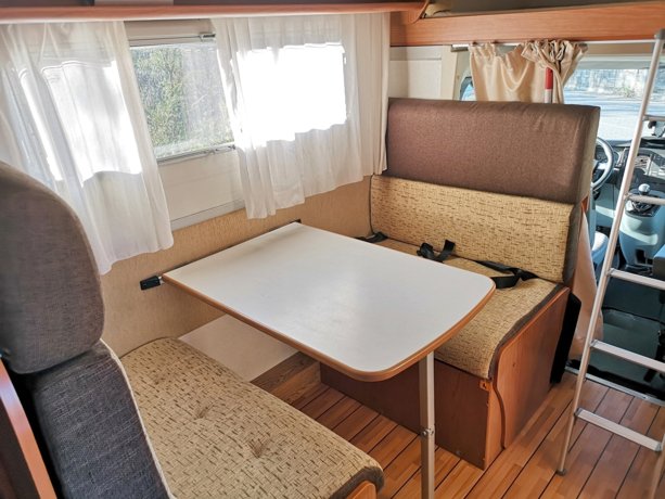 Viaggio del Camper Mansardato