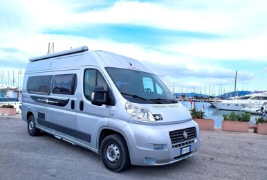 Fourgon aménagé Roller Team 5 Prestige en location à Alghero