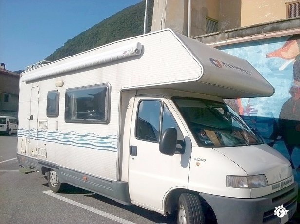 Viaggio del Camper Mansardato
