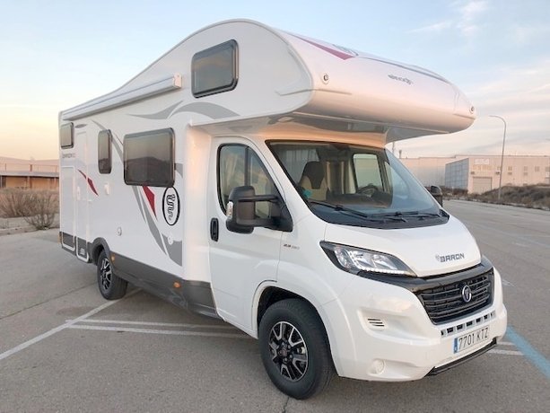 Viaggio del Camper Mansardato