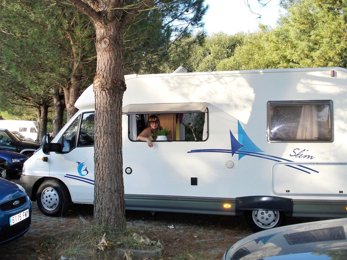 Autocaravana Perfilada Elnagh Zehf (P250) em aluguer em Porto