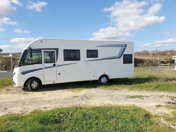 Vollintegriertes Wohnmobil Itineo Sb740 zu vermieten in Pouzolles