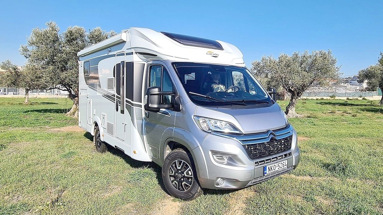 Huur Halfintegraal Camper - Porto Rafti - Carado T338 2022 | Yescapa