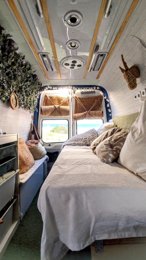 Buscamper FORD Transit 2,5 Te huur in Madrid