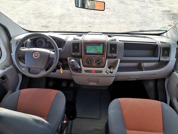 Viaggio del Camper Mansardato