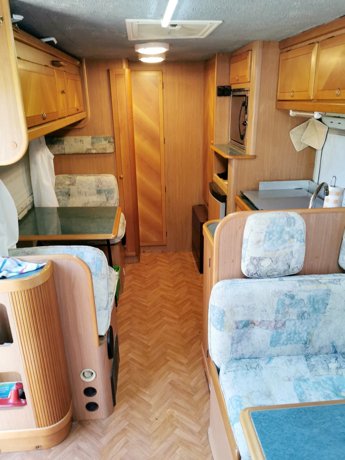 Viaggio del Camper Mansardato