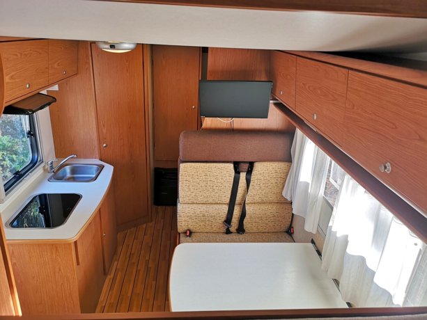 Viaggio del Camper Mansardato