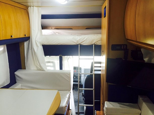 Viaggio del Camper Mansardato