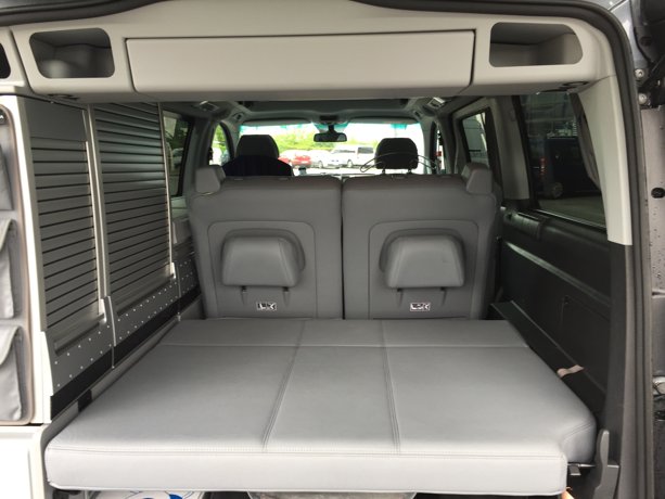 Rallonge de lit arrière relevable et inclinable, rangements sur la gauche et en haut.