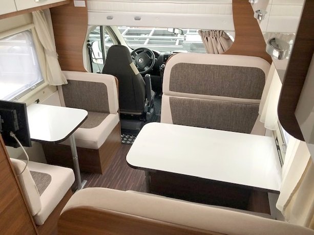 Viaggio del Camper Mansardato