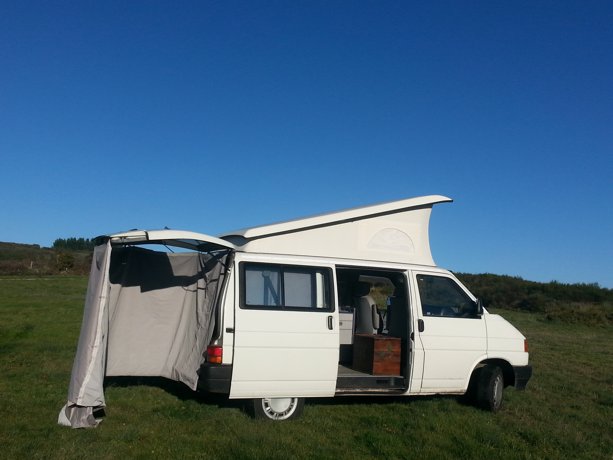La cortina trasera es la ducha de agua caliente o fria,  temperatura regulable .