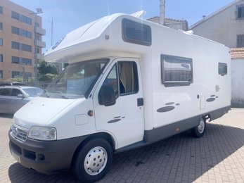 Camper Mansardato Adria 710 condiviso a Ermesinde