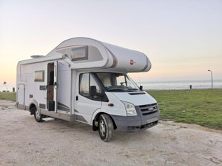 Camper Mansardato Ford Burnster family condiviso a Vila Nova De Gaia