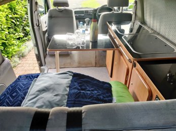 Van Mazda Bongo en location à Inverness