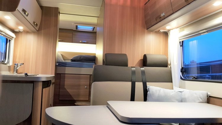 Viaggio del Camper Mansardato