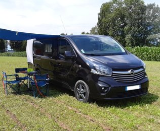 Van VAN-MANIA Vivaro  1,6 l 140 ch en location à Froges