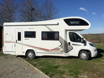 Autocaravana Capuchina Challenger Challenger En alquiler en Montesquieu-Volvestre