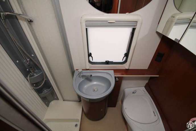 salle de bain avec douche
lavabo
wc chimique