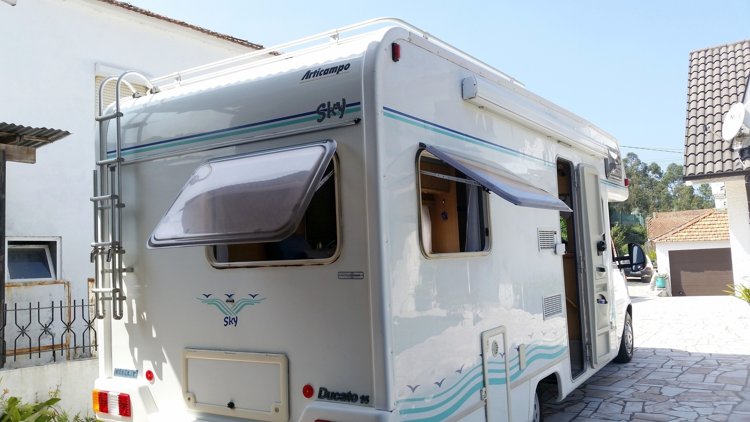 Viaggio del Camper Mansardato